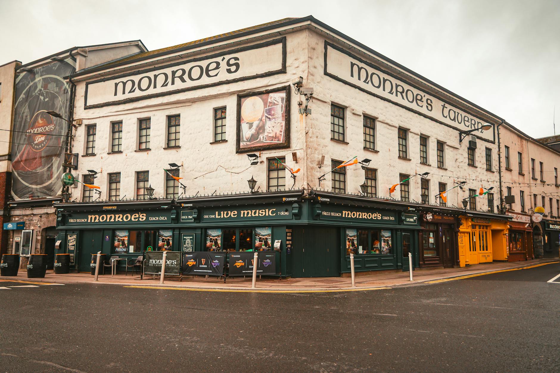 Nadmorskie tawerny z muzyką na żywo: gdzie dobrze zjeść i posłuchać szant Monroe’s Tavern w Galway z tradycyjnym irlandzkim wystrojem nad ulicą
