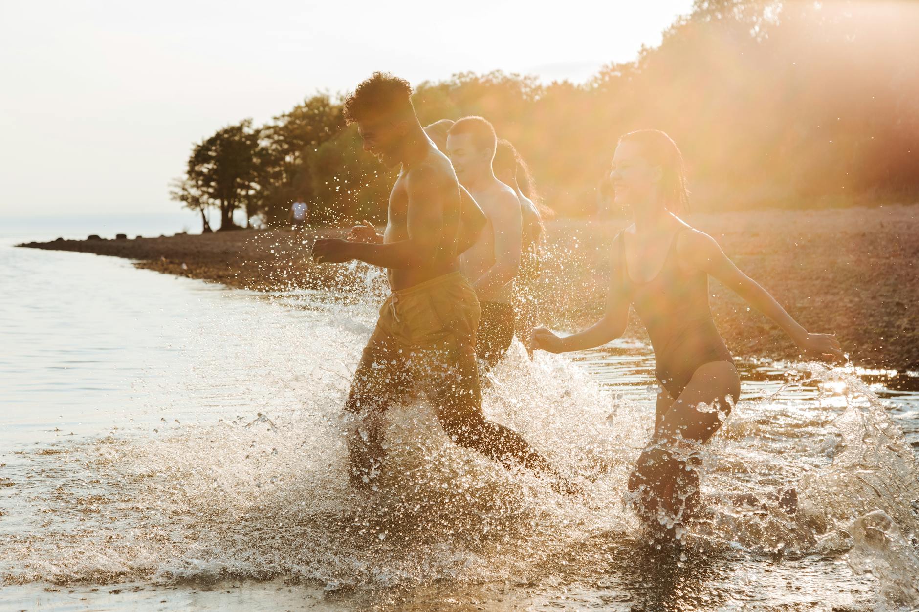 Atrakcje Międzyzdrojów dla nastolatków: adrenalina, plaża, wieczorne wyjścia i instagramowe miejsca Nastolatki biegające i chlapiące się w morzu na słonecznej plaży